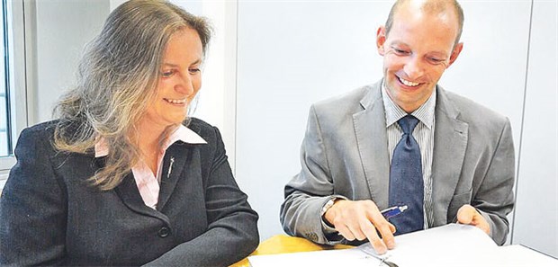 Für einen gelungenen Start in die Freiberuflichkeit zählt gute Vorbereitung: Kardiologin Kerstin Pauli und MLP-Berater Falk Lipfert im Gespräch.