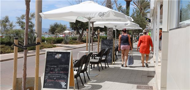 COVID-Zahlen in Spanien schnellen in die Höhe Für fast ganz Spanien hat das deutsche Auswärtige Amt eine Reisewarnung ausgesprochen. Im Bild: Leere Terrasse eines Restaurants neben dem Strand Can Pastilla in Palma de Mallorca am 18. August.