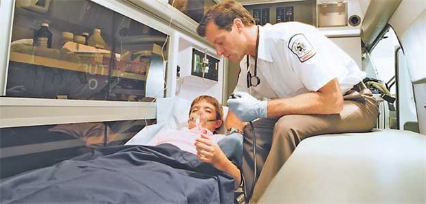 Für freiberufliche Ärzte, die auf Honorarbasis im Rettungswagen Dienst tun, werden keineswegs zwangsläufig Sozialabgaben fällig.