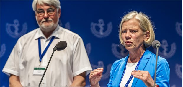 Für gute Weiterbildung muss den Weiterbildern auch der Zeitaufwand vergütet werden, so Christine Neumann-Grutzeck und Prof. Henrik Herrmann beim Ärztetag. Dies soll künftig über eine Weiterbildungspauschale geschehen.