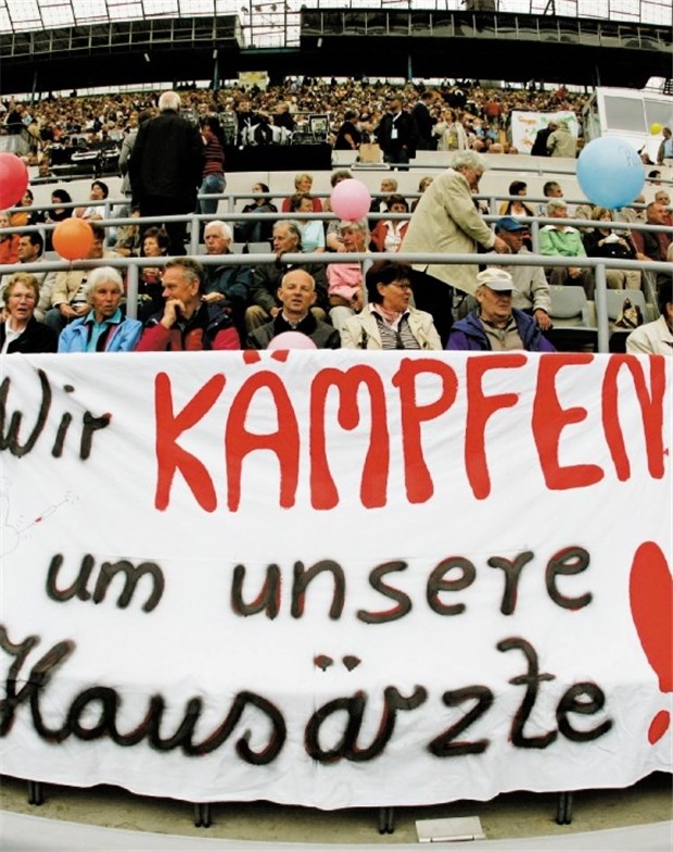 "Wir wollen keine Amerikanisierung" Für "ihren" Hausarzt zogen am Samstag einige Tausend Patienten nach München. Die Demonstration im Olympiastadion wurde organisiert vom Bayerischen Hausärzteverband und der Vereinigung patient-informiert-sich.de.