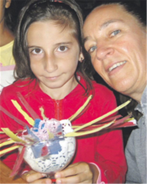 Engagement für ein Hospiz der Hoffnung Für kurze Zeit den Alltag und die Krankheit vergessen: Julia zeigt stolz ein Geschenk.
