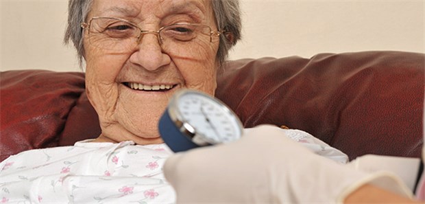 Für noch recht fitte 80-Jährige können durchaus systolische Zielblutdruck-Werte von < 140 mmHg angestrebt werden.