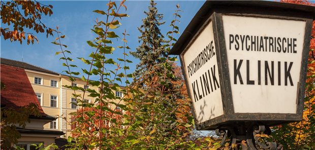 DKG fordert Abbau der Sektorengrenzen in der Psychiatrie Für psychiatrische Kliniken fordert die Deutsche Krankenhausgesellschaft eine neue Form der Personalbemessung.