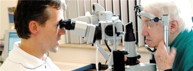 Mit optischer Reha können viele Patienten trotz Makula-Degeneration wieder Zeitung lesen Für sehbehinderte alte Menschen sind nicht nur Augenärzte wichtig, sondern auch Hausärzte: Sie können die optische Rehabilitation koordinieren.