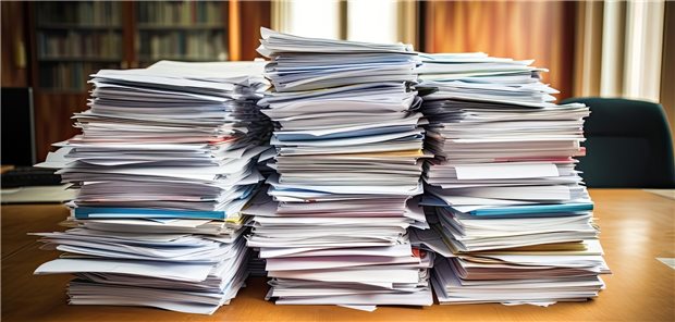 Für stapelweise Akten sorgte eine Patienten beim Landgericht Göttingen. Sie beschäftigt seit 20 Jahren Gutachter, Anwälte und Richter.