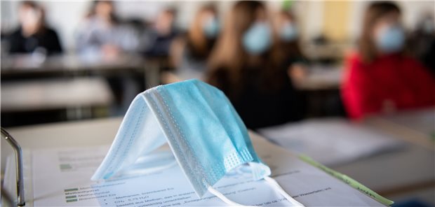 Schwerin kippt Maskenpflicht an Schulen, andere Länder zögern Für viele Schüler längst ein vertrautes Requisit: In Mecklenburg-Vorpommern sind Masken vorerst nicht mehr im Unterricht oder im Schulgebäude vorgeschrieben.