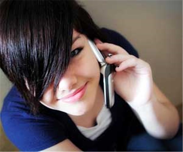 Handy wichtiger als körperliche Nähe Für viele junge Leute ist das Mobiltelefon mittlerweile unentbehrlich. © Mat Hayward / www.fotolia.de
