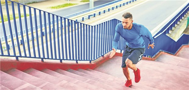 Für wenige Minuten bei hohem Tempo eine Treppe hochlaufen kann Bestandteil des HIIT sein.