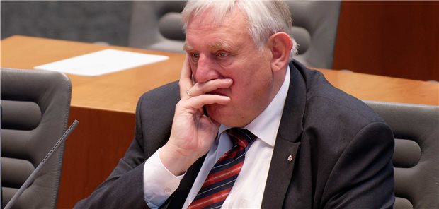 Nordrhein und Westfalen-Lippe: KV-Chefs für Impfregister, Laumann skeptisch Fürchtet Umsetzungsprobleme im Falle eines Impfregisters: NRW-Gesundheitsminister Karl-Josef Laumann (CDU), hier am Mittwoch bei einer Sitzung des Landtags.