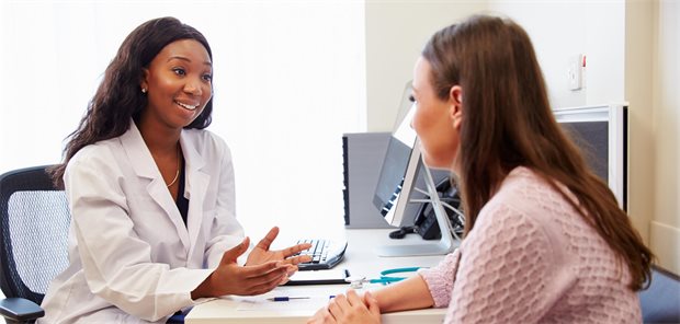 So unterstützen Sie Ihre Patienten bei funktionellen Körperbeschwerden Eine Ärztin spricht mit einer Patientin.