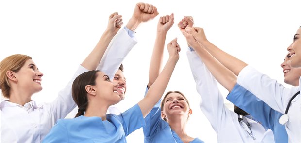 Funktionierendes Team: NäPA und Ärzte können die Versorgung gemeinsam gut schultern, wenn geschickt delegiert wird. (Symbolbild mit Fotomodellen)