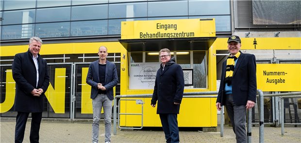 Statt Fußball nun Corona-Tests im Stadion Fußball und Ärzte ziehen in diesen besonderen Zeiten an einem Strang: Thomas Müller (Vorstandsmitglied der KVWL), Carsten Cramer (Geschäftsführer, Borussia Dortmund), Dr. Volker Schrage (2. Vorsitzender der KVWL) und Dr. Dirk Spelmeyer (1. Vorsitzender der KVWL) vor dem Eingang des Corona-Behandlungszentrums im Stadion (v.l.n.r.).