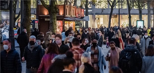 Wissenschaftler fordern nationale Strategie gegen Pandemie Fußgänger dicht an dicht: Auch Mund-Nase-Schutz gehört zur gegenseitigen Rücksichtnahme.
