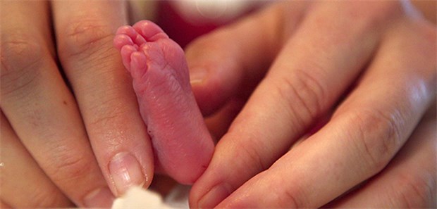 Progesteron-Gel kann Frühgeburt vermeiden Fußmassage beim Frühchen. Ene Studie bestätigt nun: Bei Frauen mit verkürztem Muttermund lässt sich das Frühgeburtsrisiko durch vaginale Hormonapplikation senken.