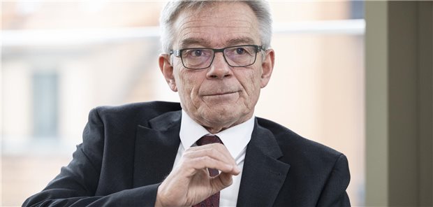 G-BA-Chef Professor Josef Hecken zeigt sich nicht glücklich mit der Beanstandung der Richtlinie zur Ersteinschätzung in Notaufnahmen durch das BMG. (Archivbild)
