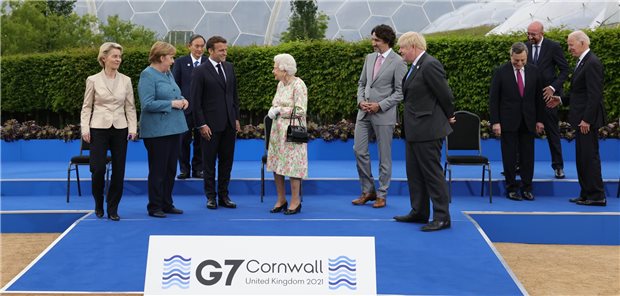 Hilfsorganisationen kritisieren Impfstoffspende als „Ablenkungsmanöver“ G7-Gipfeltreffen in Cornwall: Queen Elizabeth II (Mitte) trifft sich mit den Regierungschefs der reichen Industriestaaten G7.