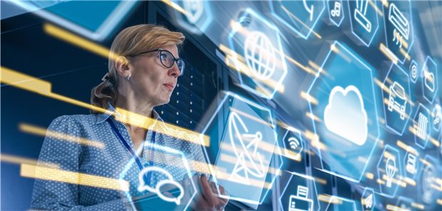 GAIA-X: Gesundheitsdaten in der europäischen Wolke Frau mit Brille steht hinter einer digitalen Wand.