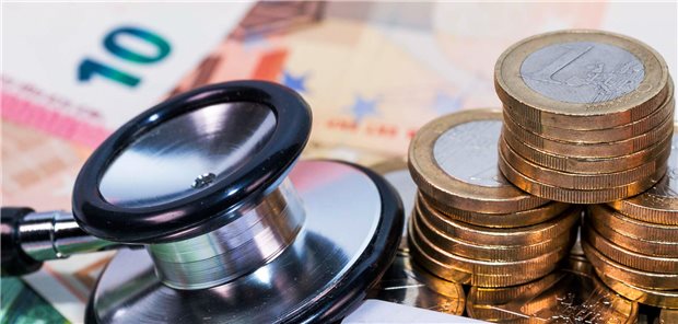 Honorarverhandlungen: GKV-Spitzenverband setzt auf „maßvolle Herangehensweise“ Geld und Stethoskop