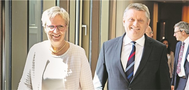 Länder plädieren für Klinikinvestitionen GMK-Vorsitzende Professor Eva Quante-Brandt und Bundesgesundheitsminister Hermann Gröhe bei der Konferenz der Länderminister in Bremen.