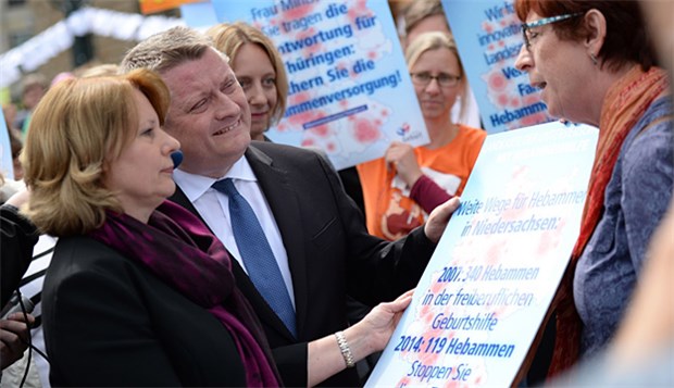 Länder fordern 'völlig neue Modelle' GMK in Hamburg: Gesundheitssenatorin Cornelia Prüfer-Storcks und Bundesminister Hermann Gröhe nehmen eine Petition der Hebammen entgegen.