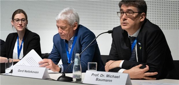 Es entsteht ein Netzwerk von Krebs-Präventionsexperten Gaben bei der Pressekonferenz Auskunft über die Krebsprävention (v.r.): Professor Dr. Michael Baumann, Vorstandsvorsitzender des Deutschen Krebsforschungszentrums, Vorstandsvorsitzender Gerd Nettekoven und Charlotte Weiß von der Deutschen Krebshilfe.