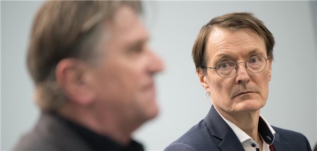 Gaben den Stand der Verhandlungen im Anschluss an die Bund-Länder-Gespräche zur Krankenhausreform wieder: Bundesgesundheitsminister Karl Lauterbach (SPD, r.) und Baden-Württembergs Gesundheitsminister und GMK-Vorsitzender Manfred Lucha (Grüne).
