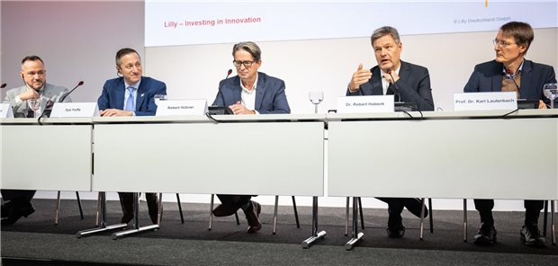 Eli Lilly investiert 2,3 Milliarden Euro in neuen Standort in Alzey Gaben wichtige Investitionsentscheidung bekannt (von links): Edgardo Hernandez und Ilya Yuffa von Eli Lilly sowie (von rechts) Bundesgesundheitsminister Karl Lauterbach und Bundeswirtschaftsminister Robert Habeck. In der Mitte Moderator Robert Hübner.