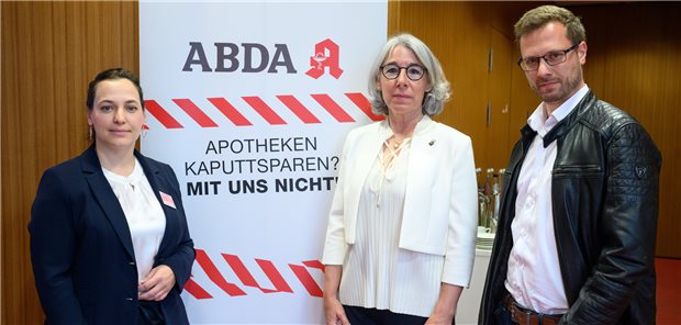 Gabriele Regina Overwiening (M.), Präsidentin der Bundesvereinigung Deutscher Apothekerverbände (ABDA), Apothekerin Ina Katharina Lucas (l.) aus Berlin und Apotheker Stephan Torke aus Sachsen stehen vor Beginn einer ABDA-Pressekonferenz zum Start der Initiative „Gegen Zukunftsklau“ im Haus der Bundespressekonferenz zusammen.