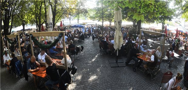Söder bringt Maskenpflicht auf öffentlichen Plätzen ins Spiel Gäste sitzen in einem Biergarten auf dem Viktualienmarkt. Normalerweise wäre am 19.09.2020 auf der Theresienwiese das größte Volksfest der Welt eröffnet worden.