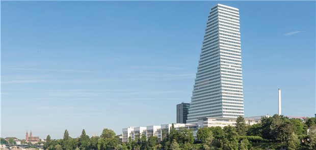 Big Pharma kommt mit hellblauem Auge durch die Corona-Pandemie Ganz oben: Roche – im Bild das Basler Konzernhochhaus – war 2020 erneut umsatzstärkstes Pharmaunternehmen der Welt.