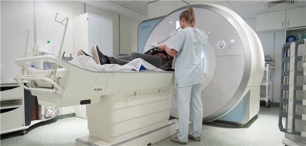 Ganz schön teuer: Ein MRT verbraucht bis zu 30 kWh bei der Untersuchung eines Körperteils – und es muss auch nachts Energie erhalten.