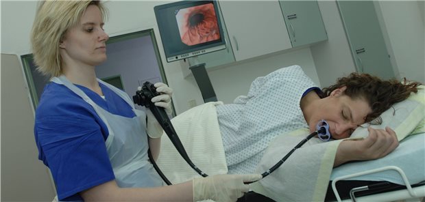 Gastroskopie: Werden Zusatzinstrumente benötigt, etwa zur Entfernung von Polypen oder für Gewebsproben, können diese Einmalartikel jetzt als Sachkosten abgerechnet werden.