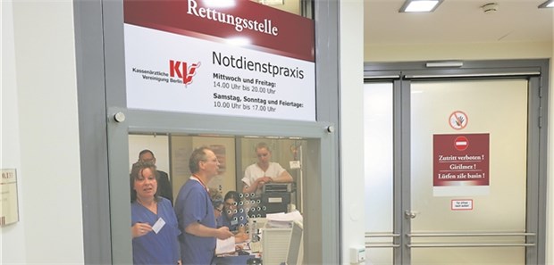 KV-Notfallpraxis in Berliner Krankenhaus gestartet Gatekeeper für die Ambulanz? Der Empfangstresen der Notdienstpraxis am Jüdischen Krankenhaus in Berlin-Wedding.