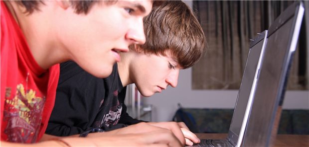 Internet-abhängige Jugendliche schlafen schlechter Gebannt vom Internet, alles andere ist unwichtig. Welche Folgen Internetabhängigkeit hat, wird zunehmend deutlich. (Symbolbild mit Fotomodellen)