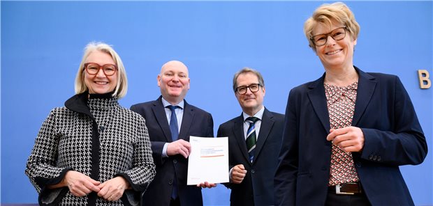 Fünf Prozent mehr Sozialbeiträge – bei hoher Unsicherheit Geben eine Prognose zur konjunkturellen Entwicklung bei hoher Unsicherheit ab: Die Mitglieder des Sachverständigenrates zur Begutachtung der gesamtwirtschaftlichen Entwicklung: Monika Schnitzer, Achim Truger, Volker Wieland und Veronika Grimm (v.l.n.r.).