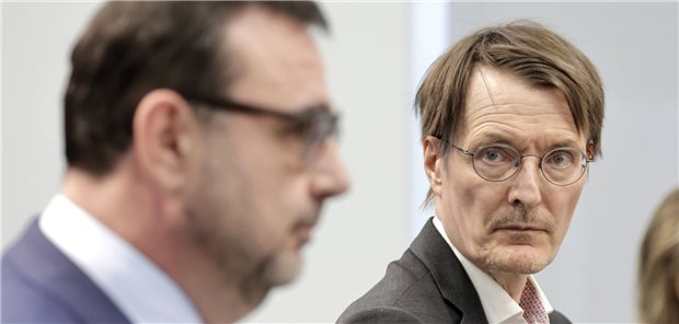 Lauterbach setzt auf Grundsatz-Einigung zur Klinikreform bis Sommer Geben sich bei der Krankenhausreform als Gegenspieler: Bundesgesundheitsminister Karl Lauterbach (SPD, r.) und Bayerns Gesundheitsminister Klaus Holetschek (CSU, l.), hier bei einer Pressekonferenz zum Thema im Februar. (Archivbild)