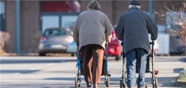 Gebrechliche alte Menschen: Es gilt auch die Übergewichtigen im Blick zu haben, betont ein norwegisches Forschungsteam.
