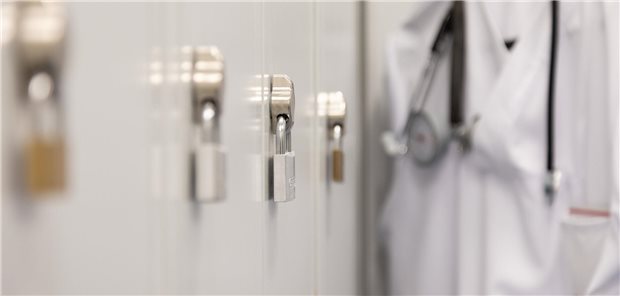Tatort Klinikum: Was Diebe in Krankenhäusern alles stehlen Die Spinds der Mitarbeiter in einem Krankenhaus sind mit Vorhängeschlössern verschlossen.
