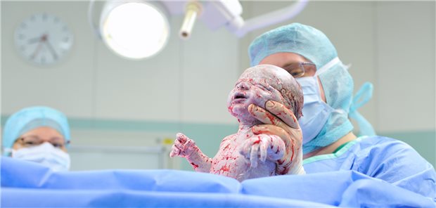 Geburt durch Kaiserschnitt: Wie wichtig sind Bakterien, die durch eine natürliche Geburt fehlen? (Symbolbild mit Fotomodellen)