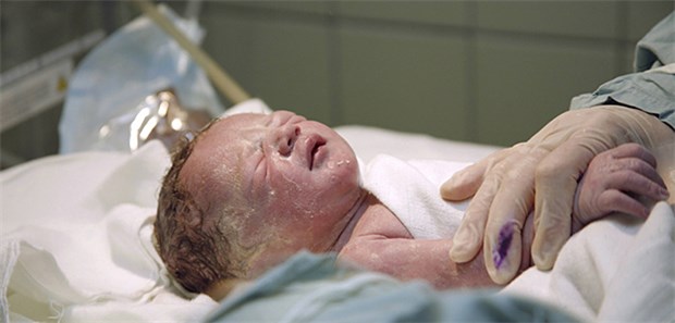 Geburten durch Belegärzte: Steigende Haftpflichtprämien machen ihre Arbeit finanziell zunehmend unattraktiv. Dem steuert nun die Selbstverwaltung mit einer Honorarerhöhung gegen.