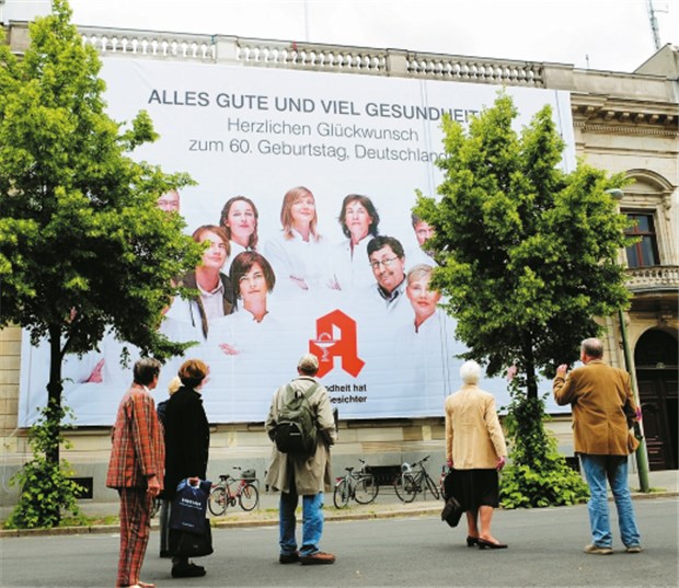 Viel Gesundheit, Deutschland! Geburtstagsglückwunsch der Apotheker zum 60. Jahrestag des deutschen Grundgesetzes im Herzen von Berlin.
