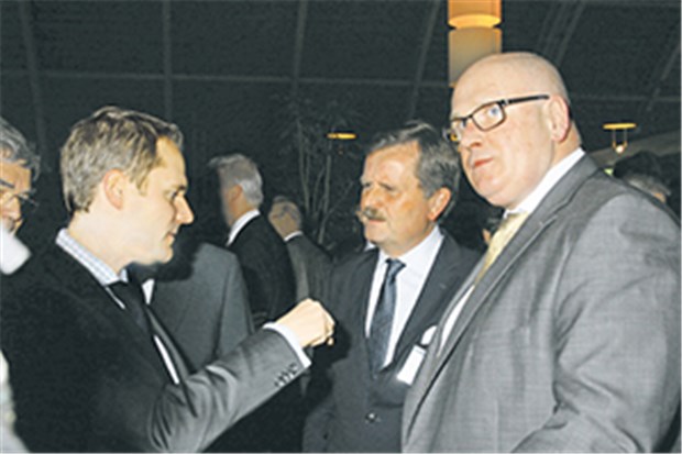 Ärzte starten ins neue Jahr Gedankenaustausch beim Neujahrsempfang: Gesundheits-Staatssekretär Daniel Bahr (FDP) im Gespräch mit BÄK-Vize Dr. Frank-Ulrich Montgomery und KBV-Chef Dr. Andreas Köhler (v.l.n.r.).