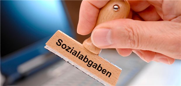 Stempel mit Aufschrift "Sozialabgaben".