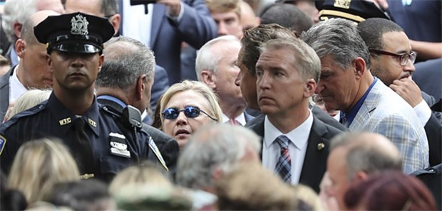 Clinton ist fit für Präsidentschaftsamt Gedenkfeier zum 11. September 2001 in New York: Umgeben von Sicherheitsbeamten erleidet Präsidenschaftskandidatin Hillory Clinton wenig später einen Schwächeanfall.