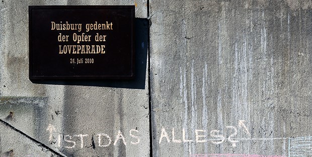 Anwalt fordert erneut Stiftung für Loveparade-Opfer Gedenktafel am Loveparade-Gelände in Duisburg: Der Anwalt der Opfer setzt sich erneut für eine staatlich kontrollierte Stiftung ein.