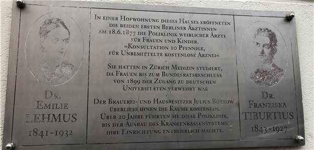 Wie Emilie Lehmus die erste niedergelassene Ärztin Deutschlands wurde Gedenktafel an der Alten Schönhauser Straße 23/24 in Berlin. Dort eröffneten Emilie Lehmus und Franziska Tiburtius ihreerste Praxis.