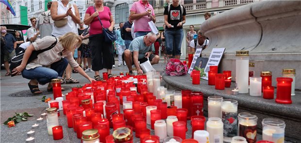 Suizid von Lisa-Maria Kellermayr: Spur der Impfgegner führt nach Oberbayern Gedenkveranstaltung der Initiative #YesWeCare in Erinnerung an die oberösterreichische Ärztin Lisa-Maria Kellermayr am Dienstag in Wien. Auch in Deutschland gibt es Reaktionen.