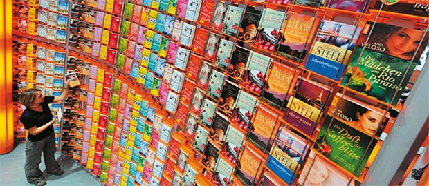 Bücher, Bücher, Bücher - und die Digitalisierung schreitet voran Gedruckte Bücher, wohin das Auge blickt - aber der Trend zu digitalen Produkten wird nicht zu stoppen sein.