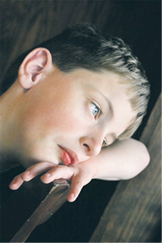 Schulkinder mit Depression: Müde und unaufmerksam Gedrückte Stimmung ist ein bei depressiven Jugendlichen typisches Symptom.